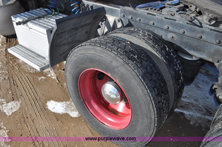 image for item G7095 1995 Peterbilt 377 semi truck