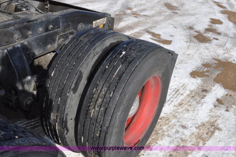 image for item G7095 1995 Peterbilt 377 semi truck