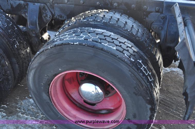 image for item G7095 1995 Peterbilt 377 semi truck