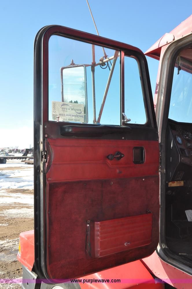 image for item G7095 1995 Peterbilt 377 semi truck