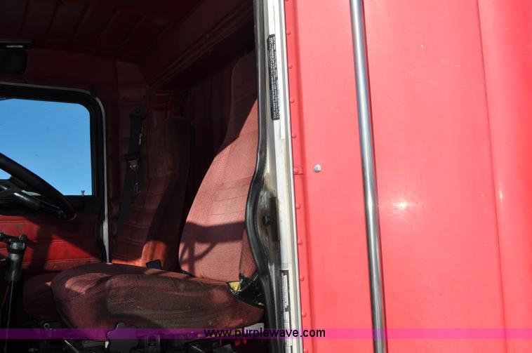 image for item G7095 1995 Peterbilt 377 semi truck