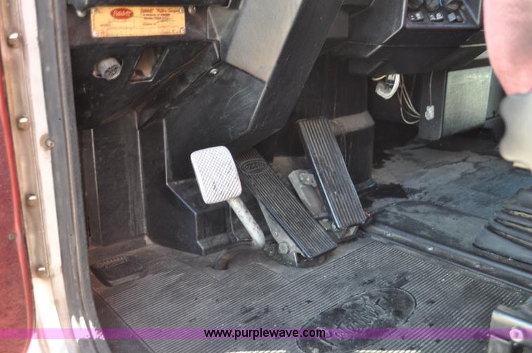 image for item G7095 1995 Peterbilt 377 semi truck
