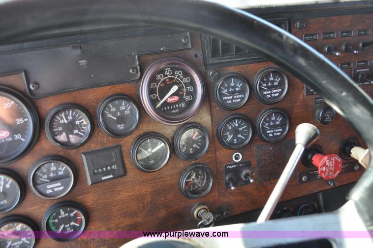 image for item G7095 1995 Peterbilt 377 semi truck