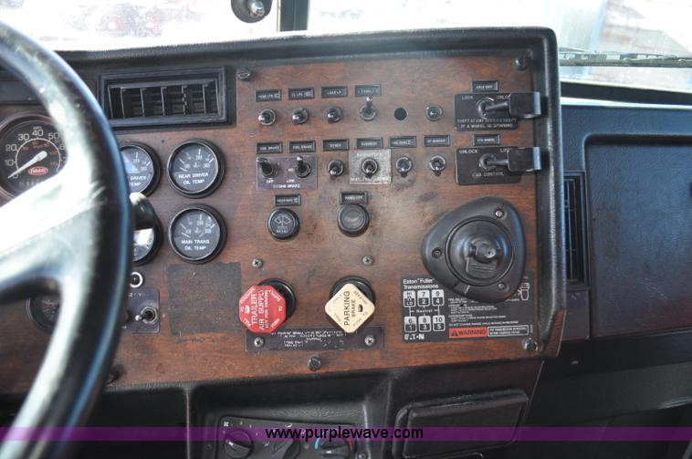image for item G7095 1995 Peterbilt 377 semi truck