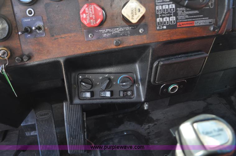 image for item G7095 1995 Peterbilt 377 semi truck