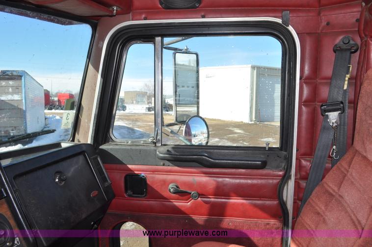 image for item G7095 1995 Peterbilt 377 semi truck