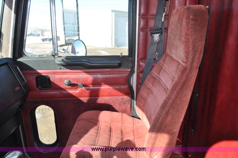 image for item G7095 1995 Peterbilt 377 semi truck