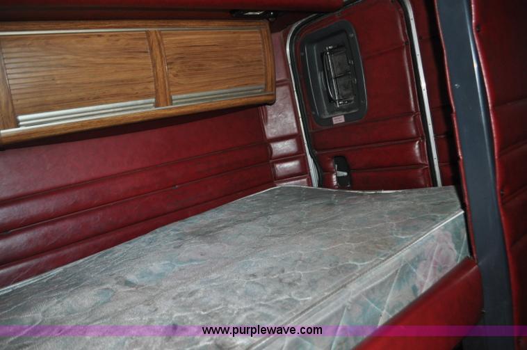 image for item G7095 1995 Peterbilt 377 semi truck