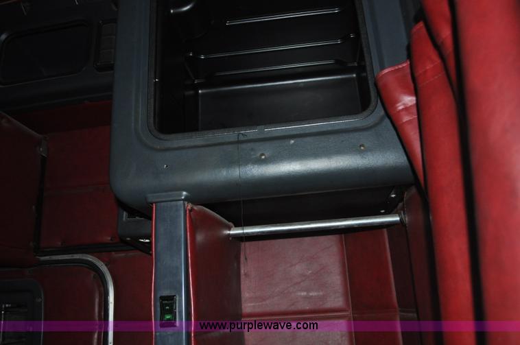 image for item G7095 1995 Peterbilt 377 semi truck