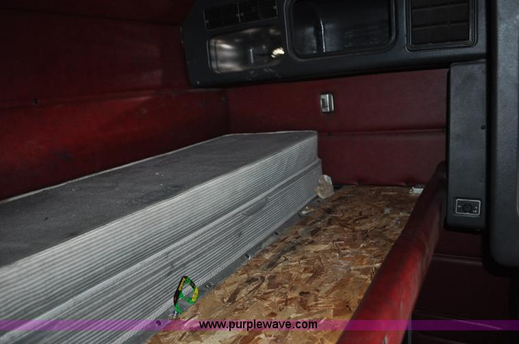 image for item G7095 1995 Peterbilt 377 semi truck