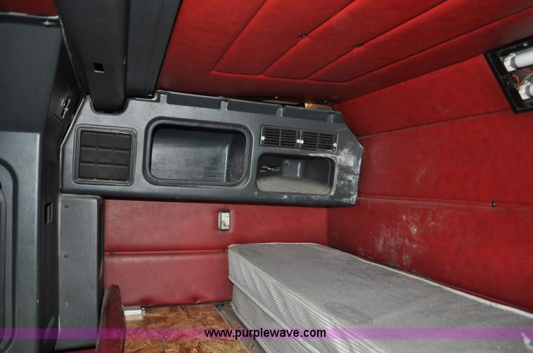 image for item G7095 1995 Peterbilt 377 semi truck