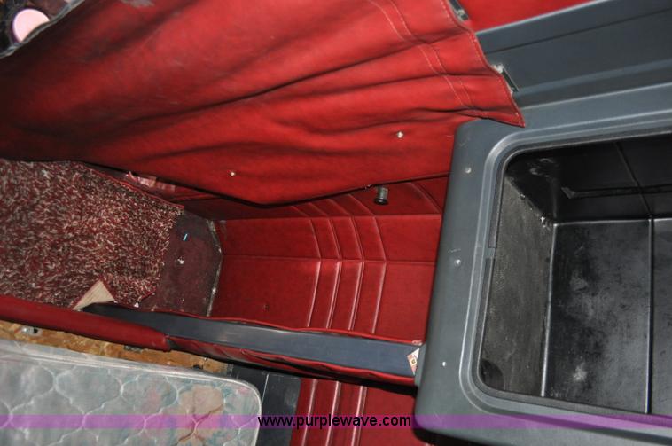 image for item G7095 1995 Peterbilt 377 semi truck