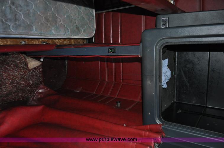 image for item G7095 1995 Peterbilt 377 semi truck