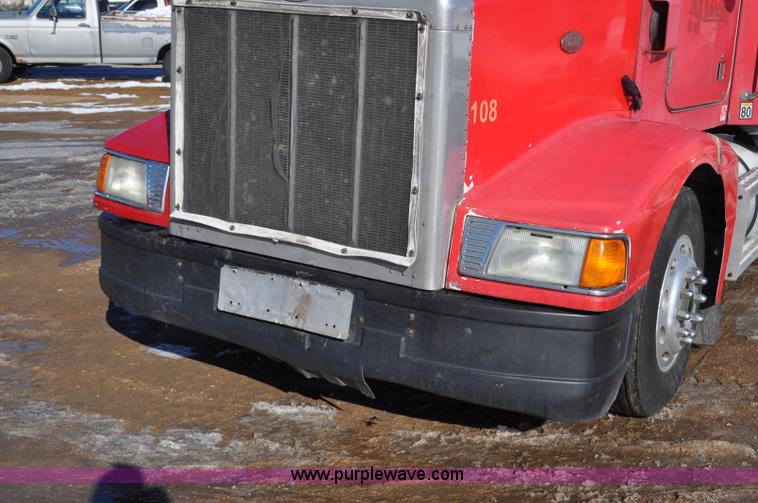 image for item G7095 1995 Peterbilt 377 semi truck