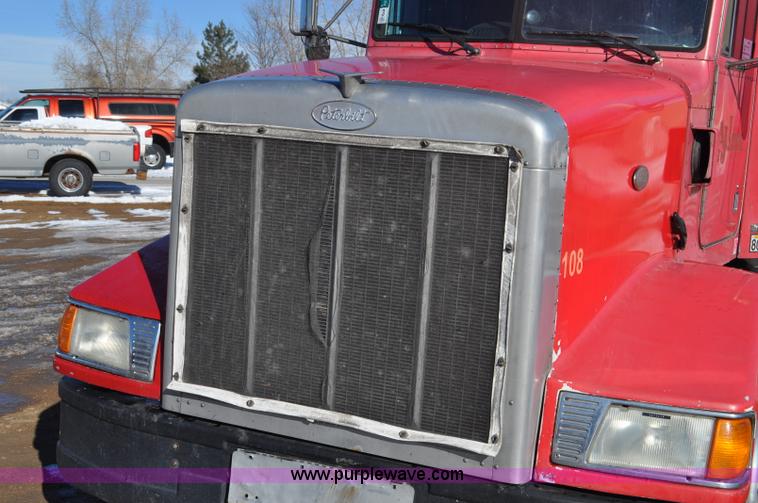 image for item G7095 1995 Peterbilt 377 semi truck