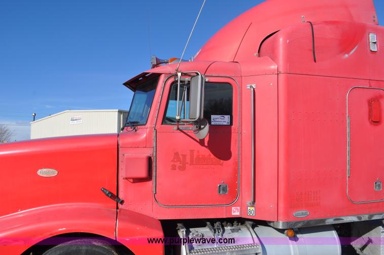image for item G7095 1995 Peterbilt 377 semi truck