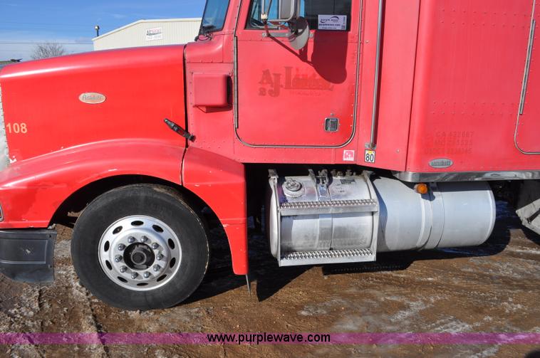 image for item G7095 1995 Peterbilt 377 semi truck