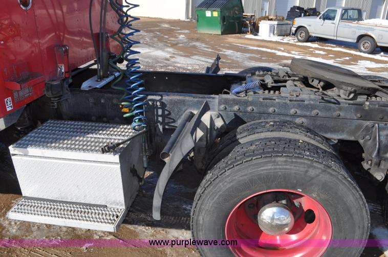 image for item G7095 1995 Peterbilt 377 semi truck