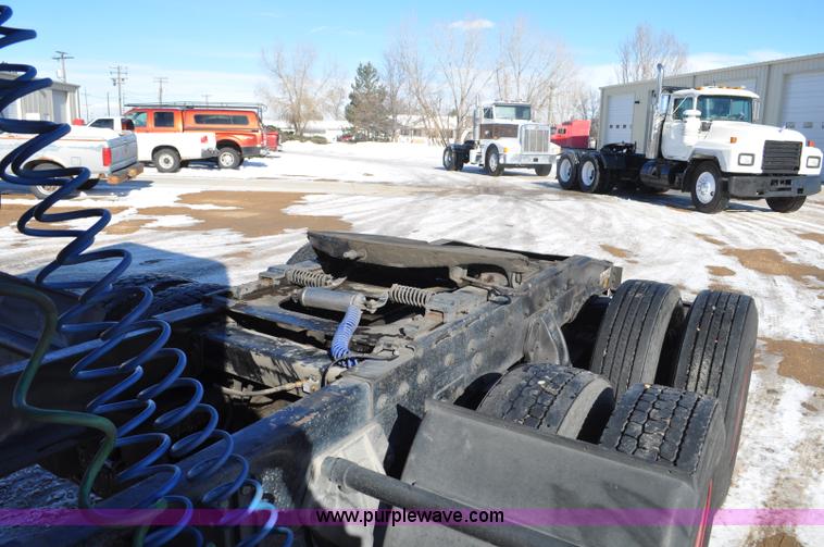 image for item G7095 1995 Peterbilt 377 semi truck