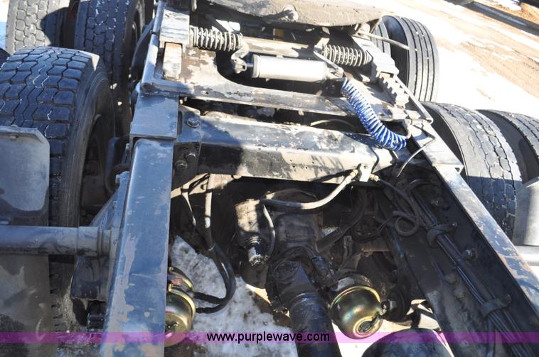 image for item G7095 1995 Peterbilt 377 semi truck