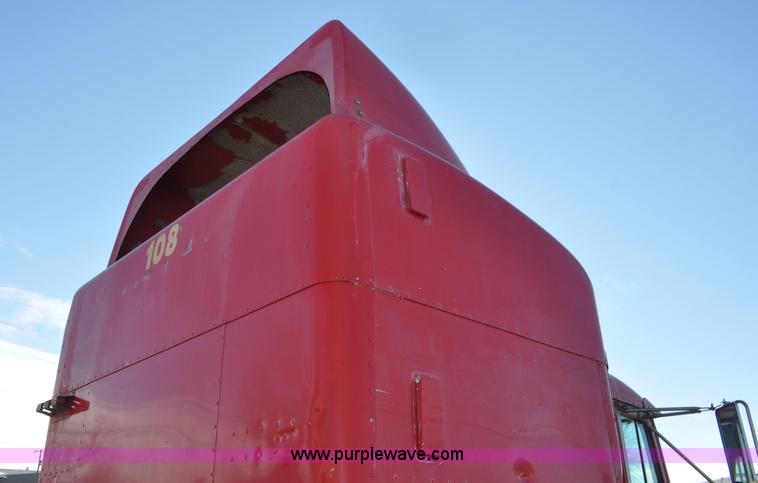 image for item G7095 1995 Peterbilt 377 semi truck