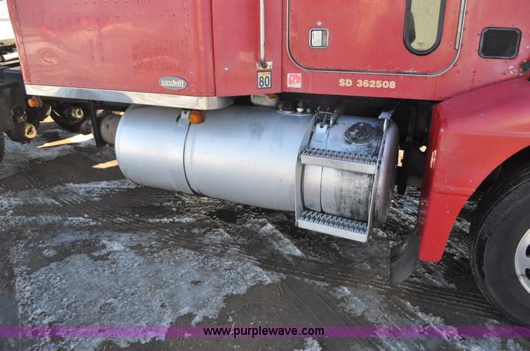 image for item G7095 1995 Peterbilt 377 semi truck