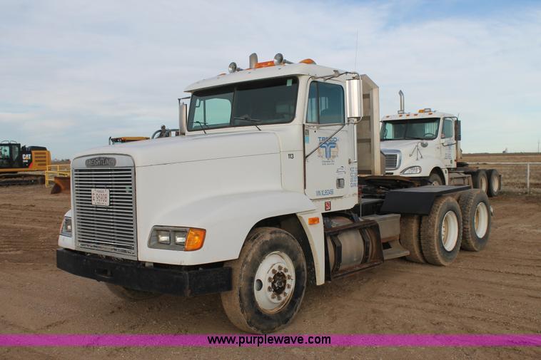 image for item J1343 1999 Freightliner FLD semi truck