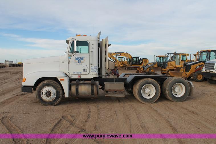 image for item J1343 1999 Freightliner FLD semi truck