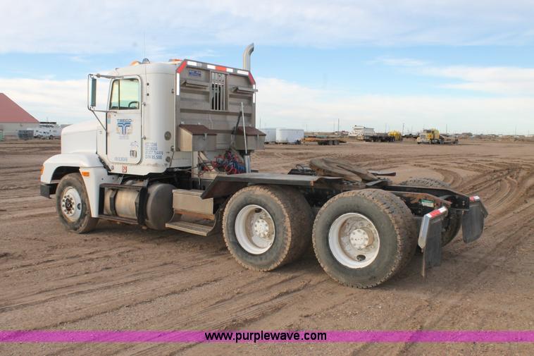 image for item J1343 1999 Freightliner FLD semi truck