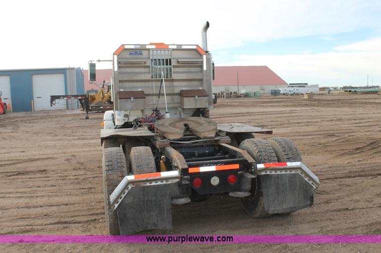 image for item J1343 1999 Freightliner FLD semi truck