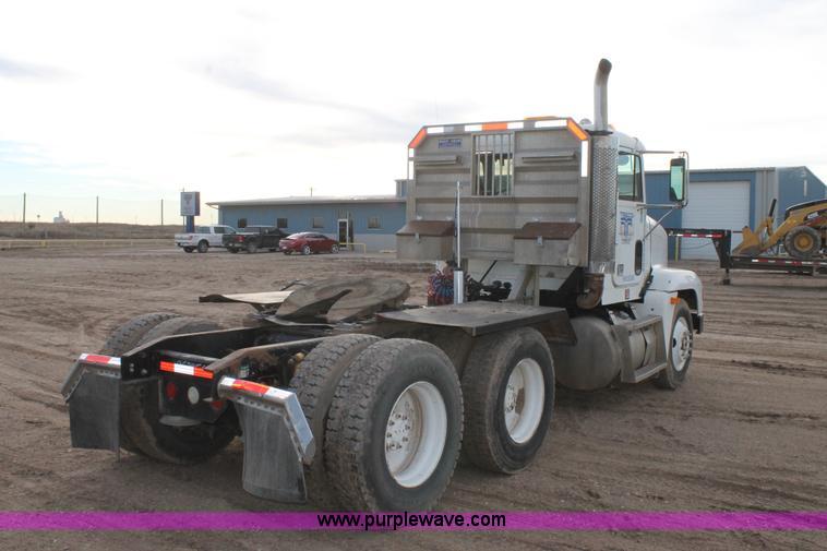 image for item J1343 1999 Freightliner FLD semi truck