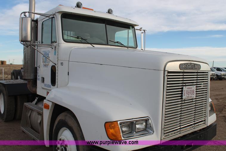 image for item J1343 1999 Freightliner FLD semi truck