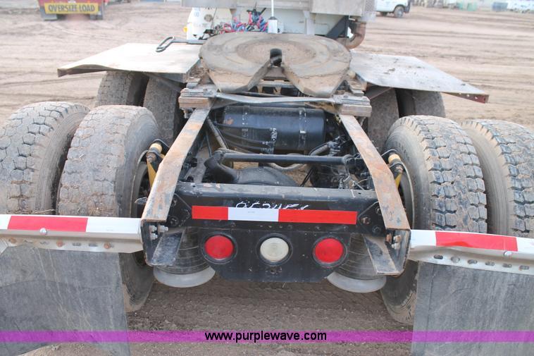 image for item J1343 1999 Freightliner FLD semi truck