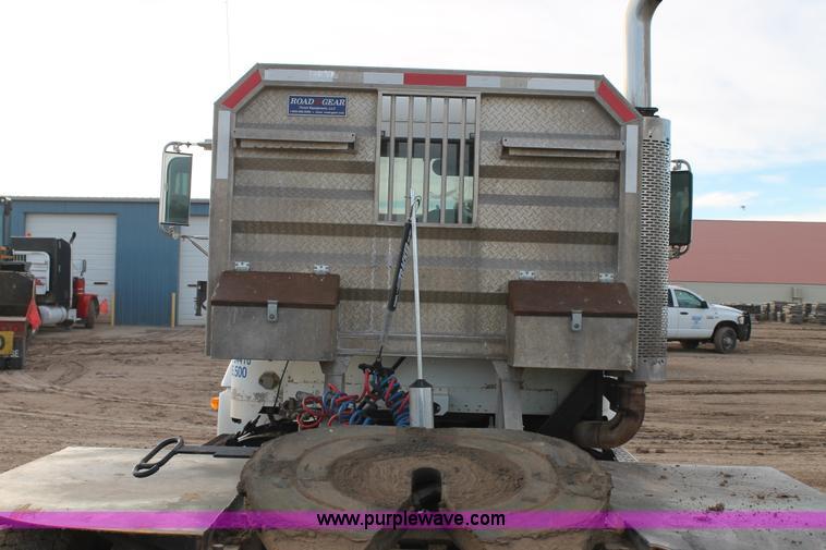 image for item J1343 1999 Freightliner FLD semi truck