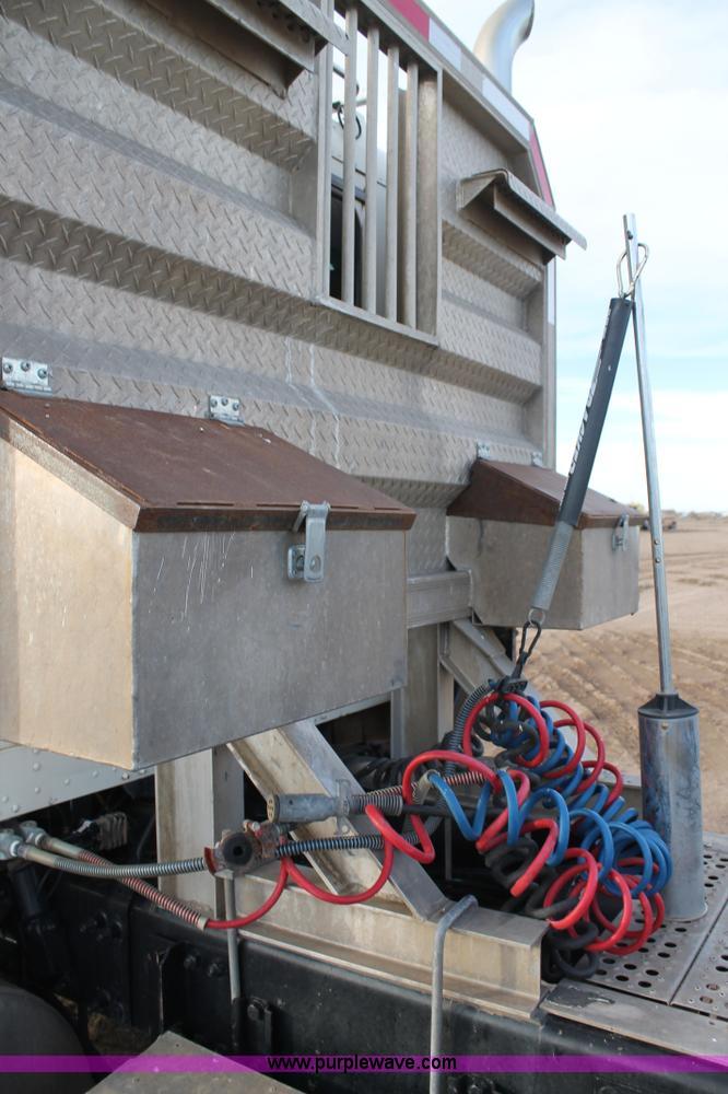 image for item J1343 1999 Freightliner FLD semi truck