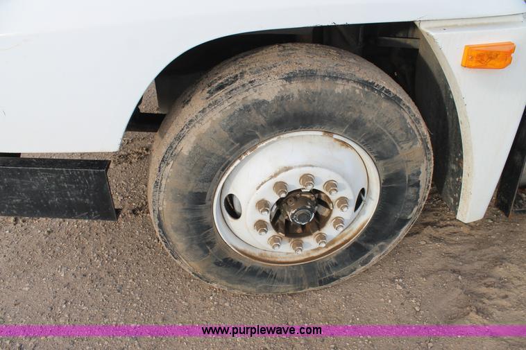 image for item J1343 1999 Freightliner FLD semi truck