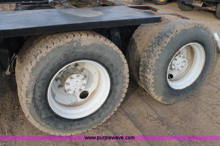 image for item J1343 1999 Freightliner FLD semi truck