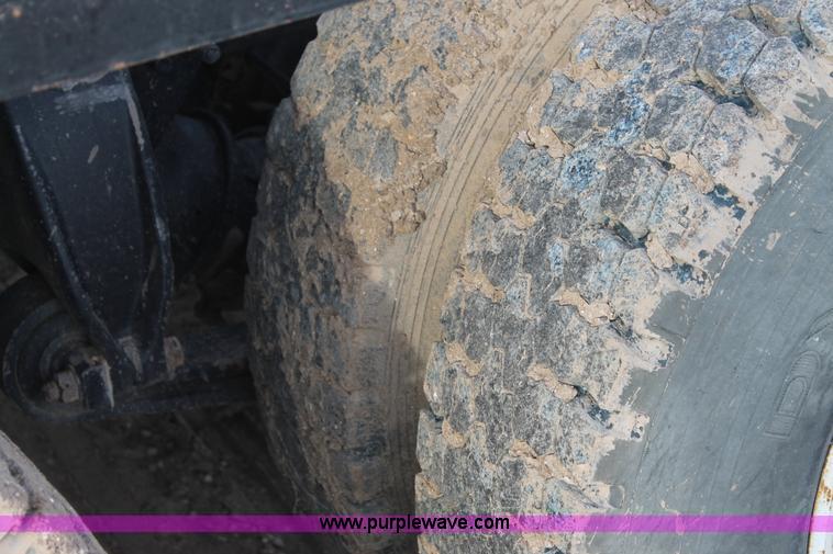 image for item J1343 1999 Freightliner FLD semi truck