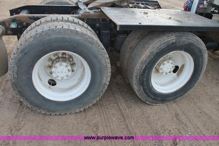 image for item J1343 1999 Freightliner FLD semi truck