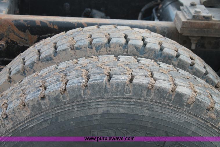 image for item J1343 1999 Freightliner FLD semi truck