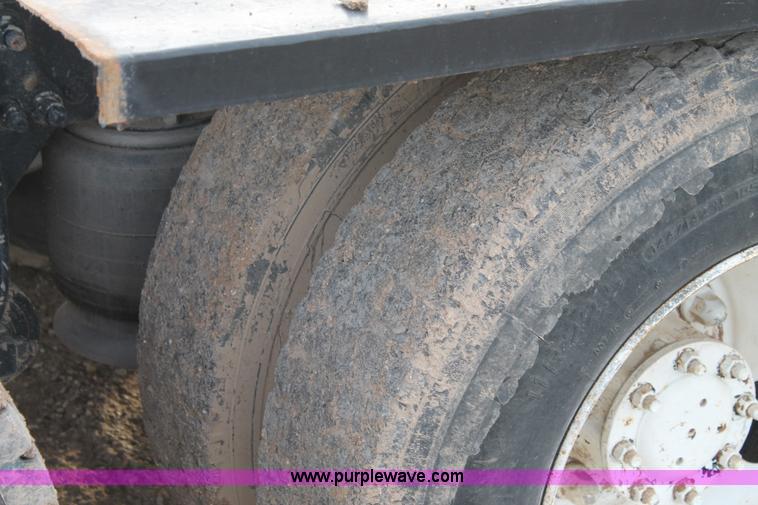 image for item J1343 1999 Freightliner FLD semi truck