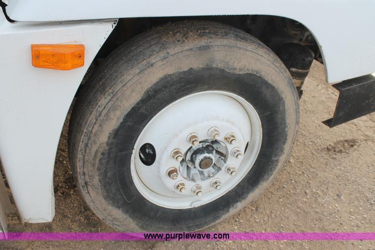 image for item J1343 1999 Freightliner FLD semi truck