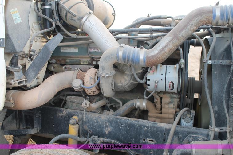 image for item J1343 1999 Freightliner FLD semi truck