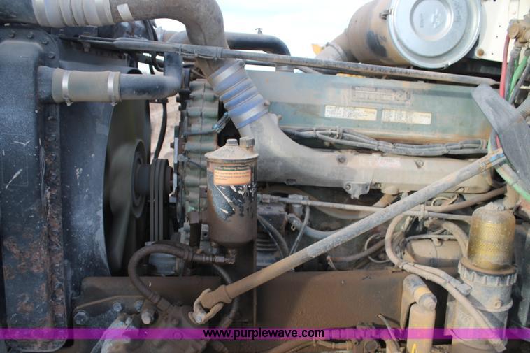 image for item J1343 1999 Freightliner FLD semi truck