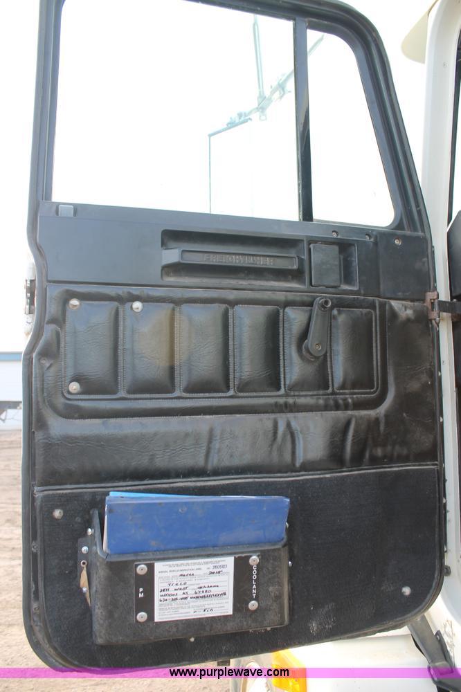 image for item J1343 1999 Freightliner FLD semi truck