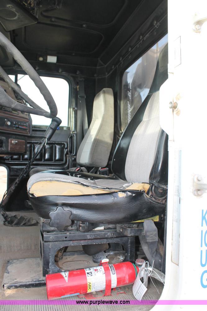 image for item J1343 1999 Freightliner FLD semi truck