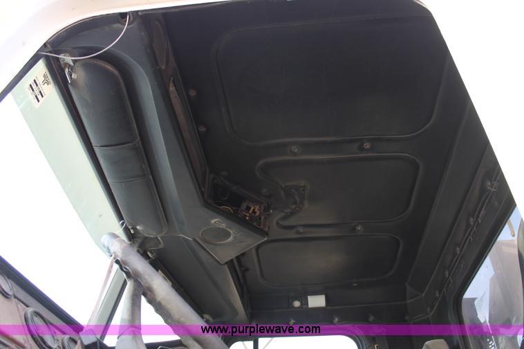 image for item J1343 1999 Freightliner FLD semi truck