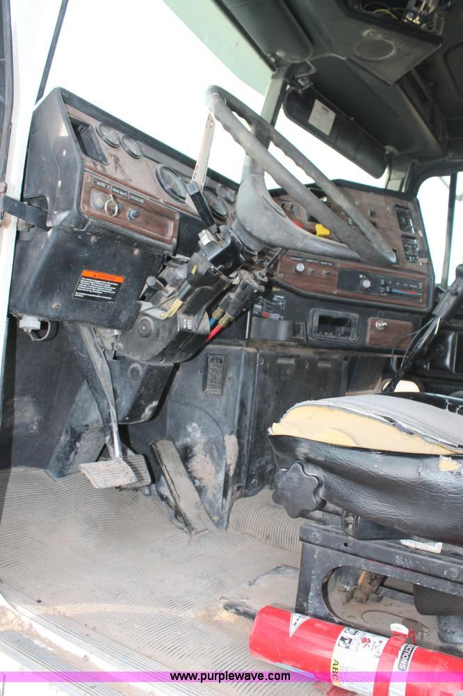 image for item J1343 1999 Freightliner FLD semi truck