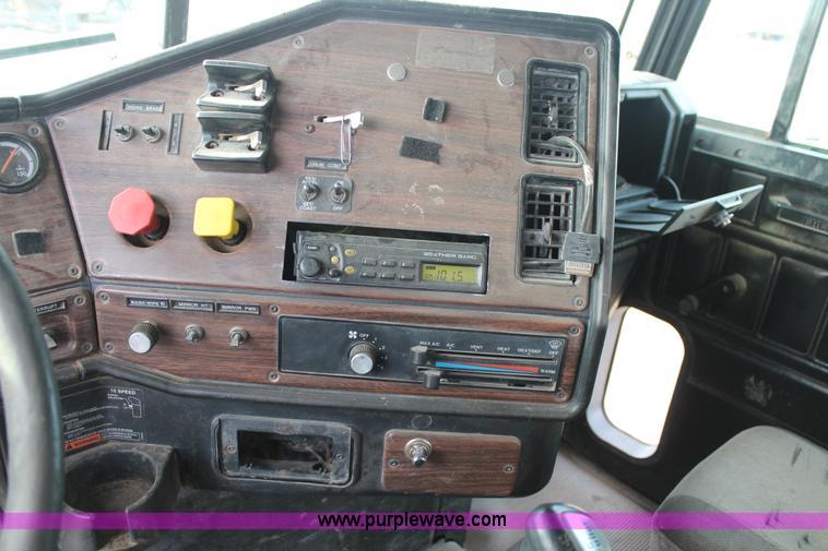 image for item J1343 1999 Freightliner FLD semi truck