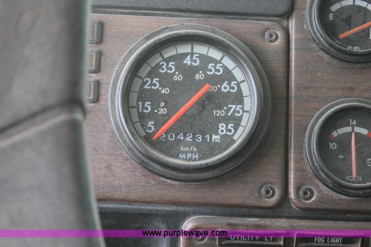 image for item J1343 1999 Freightliner FLD semi truck